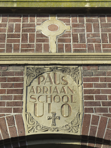 906790 Afbeelding van de sluitsteen met in reliëf de tekst 'PAUS ADRIAANSCHOOL ULO', boven de ingang van het voormalige ...